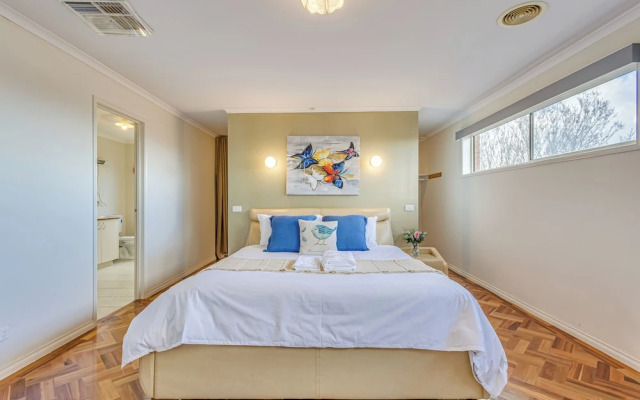 StayAU Family Home in Caroline Springs