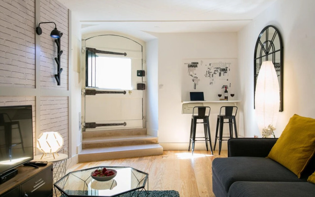 ALTIDO Modern Apt for 5 w/ workspace&private entrance, moments from Lisbon Cathedral