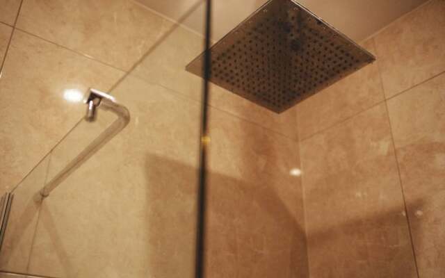 Spacious and Contemporary 3 Bedroom House