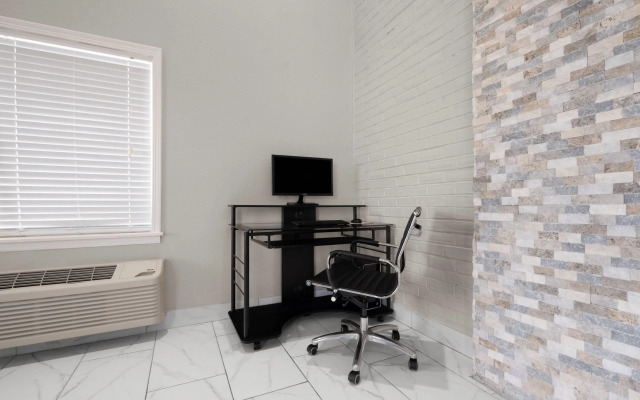 Super 8 by Wyndham Covington