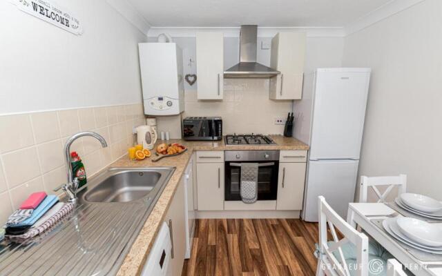 Stunning & Classy 2bed House, Poole, Parking