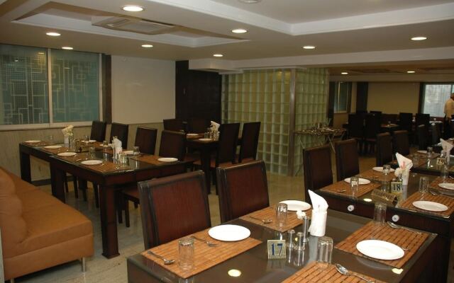 OYO 461 New Rainbow Business Hotel
