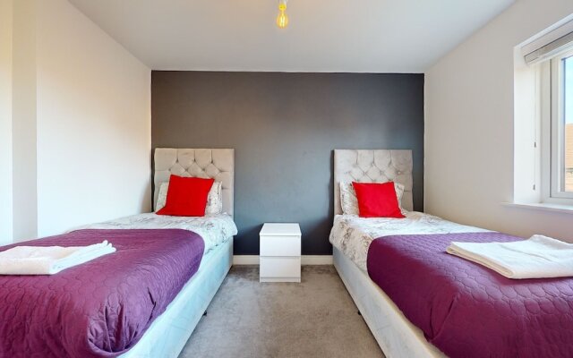 Tms Lovely 5-bed House in Stanford-le-hope