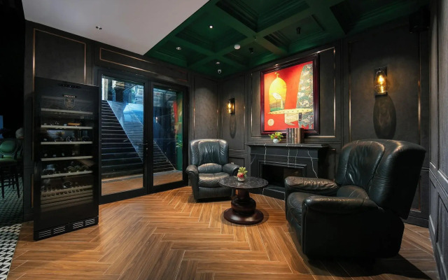 May de Ville Crown Hotel