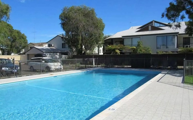 Sixteen at Cape View Escapes