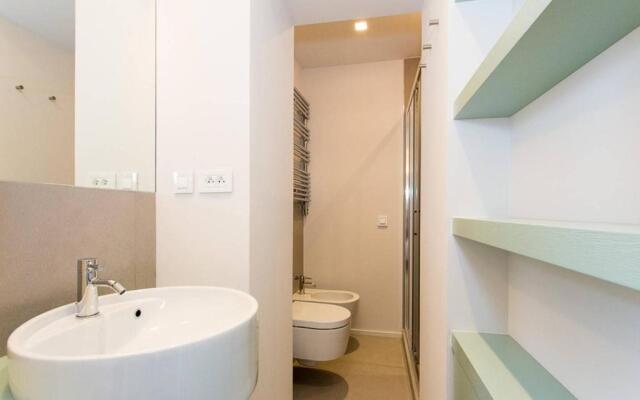 Pure & Chic 2beds/2baths in Centre!