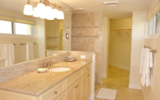 Cozy Beachfront Getaway With Pool and spa