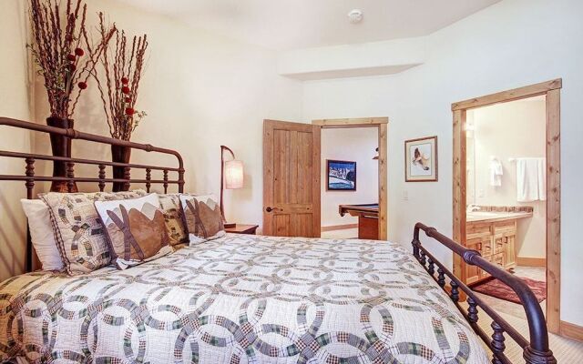 Dunkin Hill Lodge 5 Bedroom Home by RedAwning