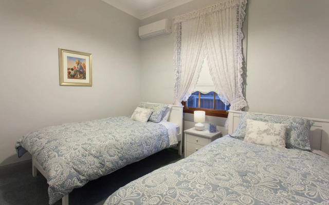 Rawson's Retreat - Five Bedroom Home - Walk CBD - Includes Breakfast