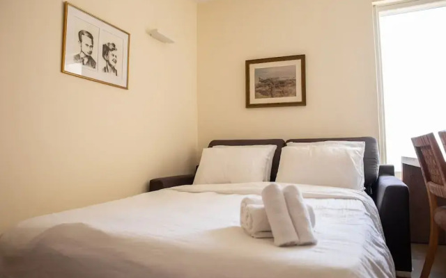 Modern & Stylish 3BR Apt With Balcony