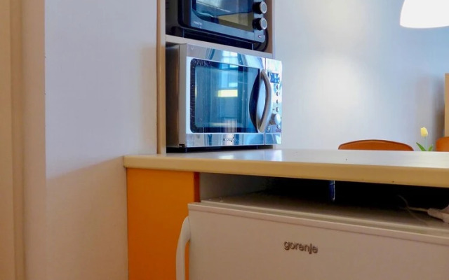 Sunny and Lively Apartment in City, Free Parking