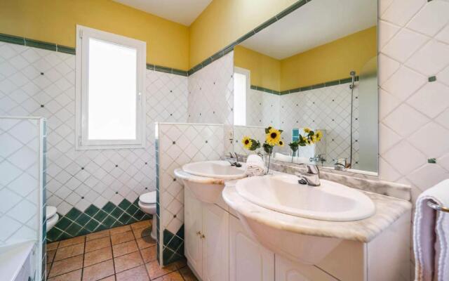 3381 Villa Angela Flores