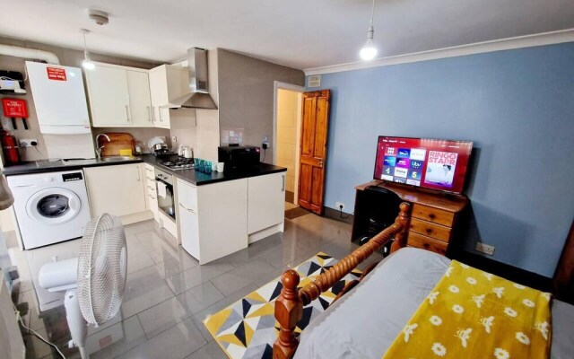 Beautiful 1-bed Studio Next to Slough Station