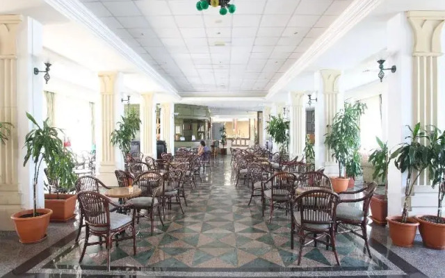 Tsokkos Gardens Hotel & Hotel Apartments