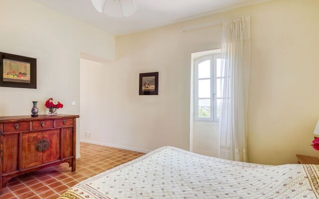 Quaint Holiday Home in Rustrel With Swimming Pool