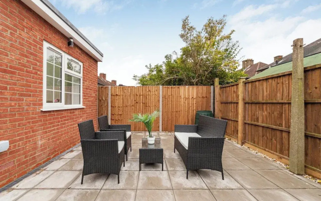 Spacious Room In Morden