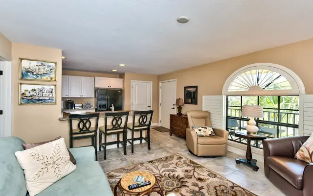 Le Monaco - Romantic 1 BR Condo Steps from 5th Ave S. Chic Coastal Retreat with King Bed and Beach Access. Perfect Location for Couples Near Dining, Shopping, and Naples Beach