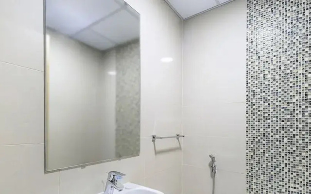 LUX  The Continental Marina Suite