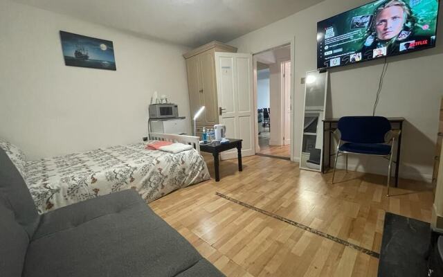 North Avenue Guest House Ltd, Heathrow Airport-Free Parking
