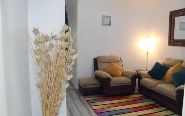2 bed 1st floor Apartment-own entrance & parking