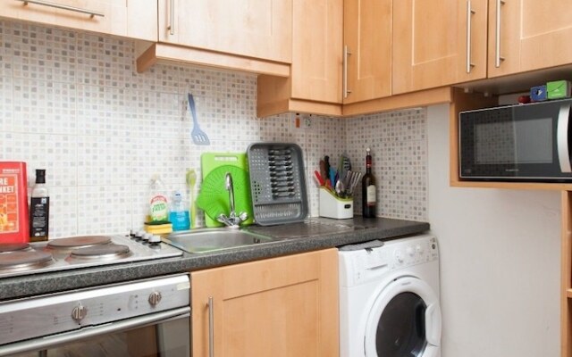 Connected & Convenient: Newly-renovated Flat for 2