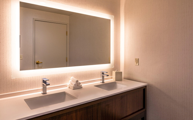 Holiday Inn & Suites Oakland Airport by IHG