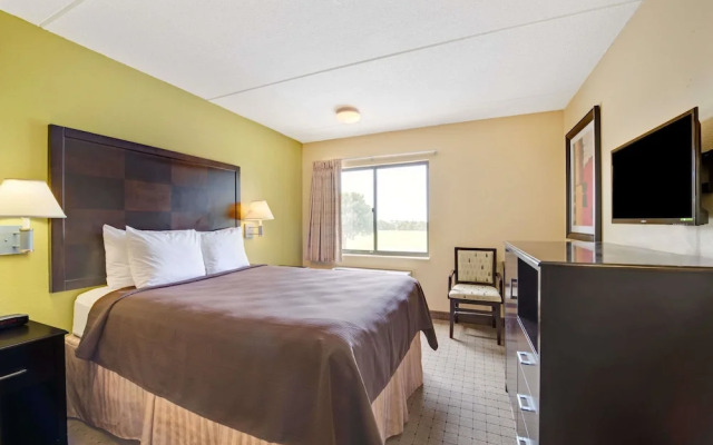 Days Inn & Suites by Wyndham DeSoto