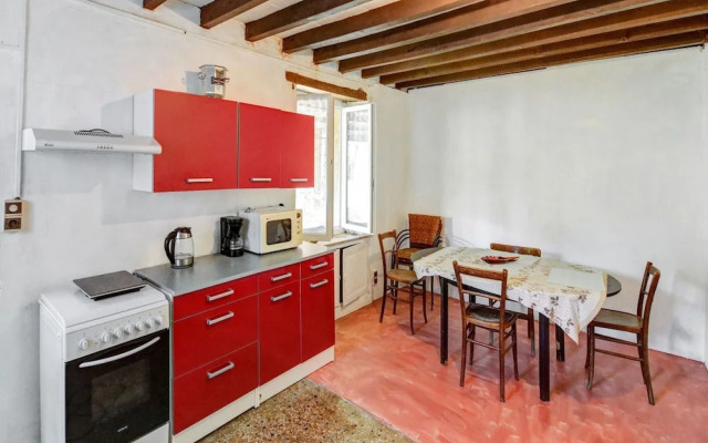 Traditional Holiday Home in Brinon sur Beuvron