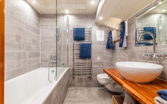 Luxury Canary Wharf House Boat