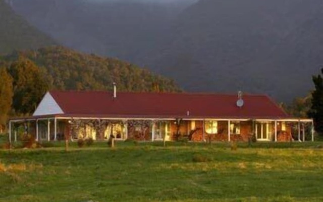 Misty Peaks Guesthouse