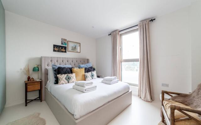 Beautiful Modern Apartment Centrally Located