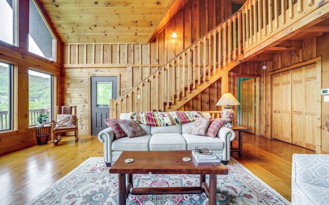 Decks & Mountain Views: Waynesville Getaway!