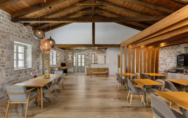 Trapela Limeni Luxury Suites
