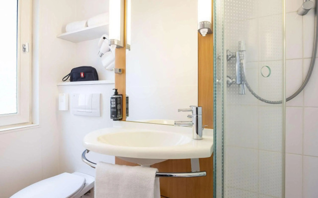 MOXY London Heathrow Airport