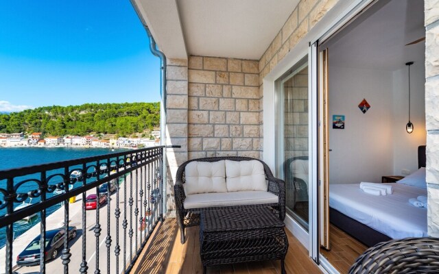 A3 - Beautiful Seafront apt w. Magnificent View