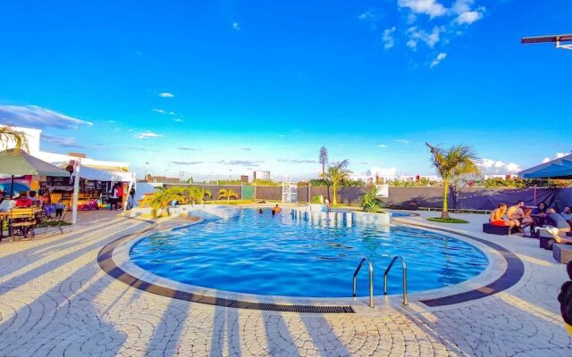 Lux Suites Tatu City Vacation House