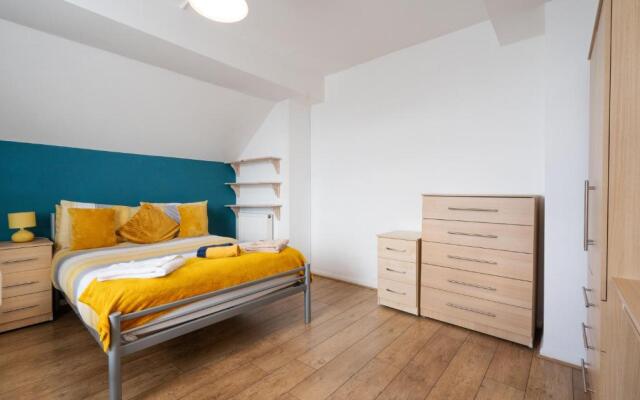 Spacious 4BR, Parking, Near Centre