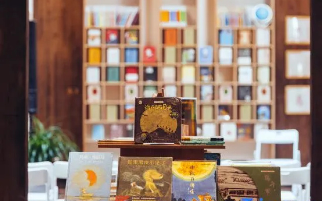 Brook Books Inn