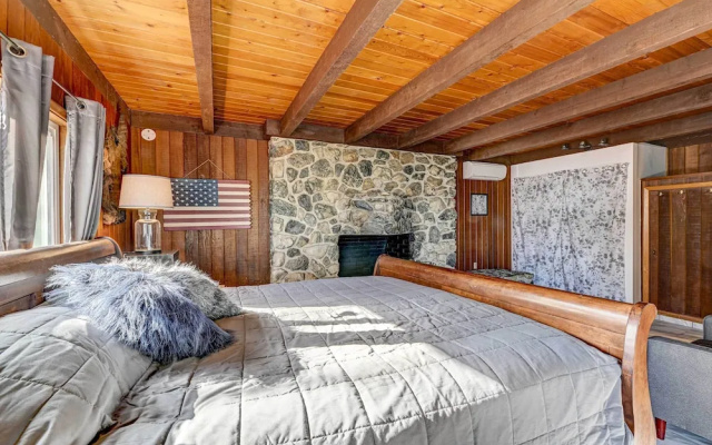 Pet-friendly Grants Pass Home w/ Hot Tub!