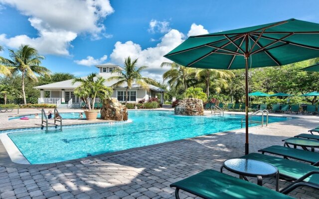 Catina Vacation Rental: Bright 2-BR Condo with Lake Views. Located in Lely Resort with Pool, Hot Tub, and Golf Access. Ideal for Golfers and Beachgoers, Minutes from Naples and Marco Island