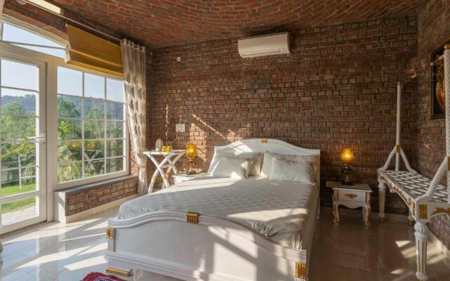 StayVista at Brickwood Hill with Outdoor Infinity Pool & Jacuzzi