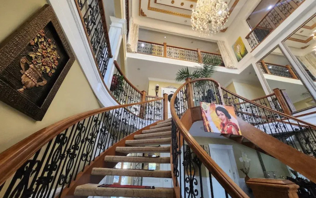 Empress Palace Hotel