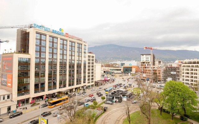 Cozy Apartment with Mountain View & Parking
