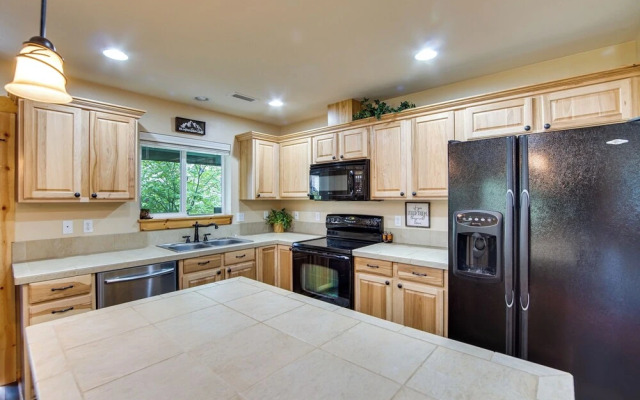 Cozy Ronald Retreat w/ Community Amenities!