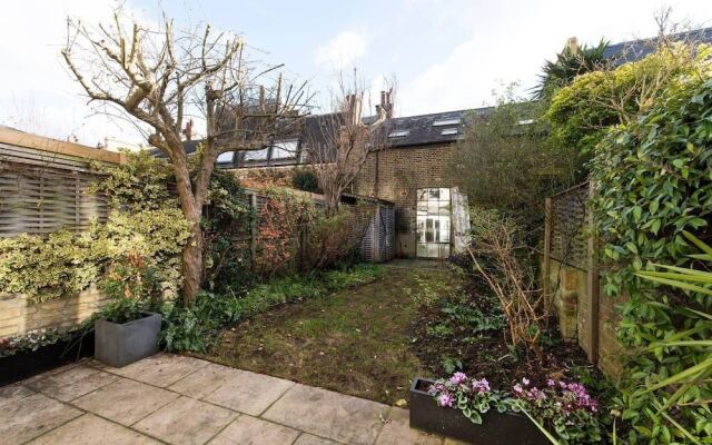 Spacious 5BR Family Home in Battersea203