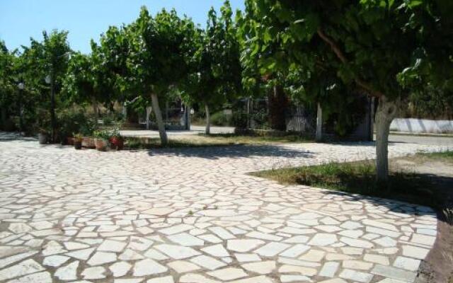 Amarandos Studios Rooms & Apartments