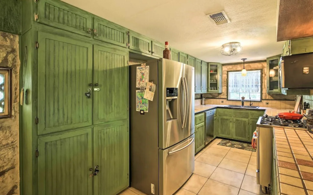 Countryside Cottage: 17 Mi to Downtown San Antonio