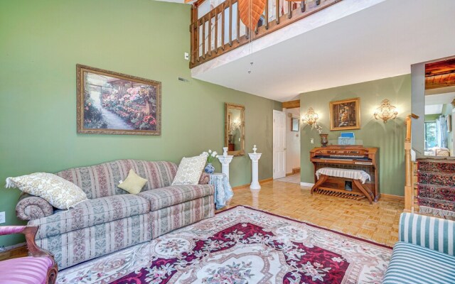 French-inspired Townhome 9 Mi to Saratoga Springs!