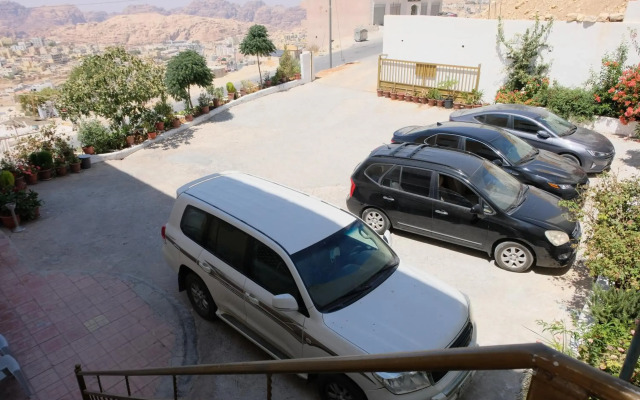 Petra Guests Hotel