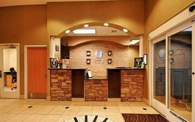 COMFORT INN &amp; SUITES